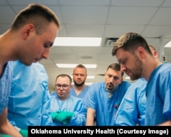 Андрій Титанюк (другий зліва) і Олег Серкіз (четвертий зліва) під час навчання