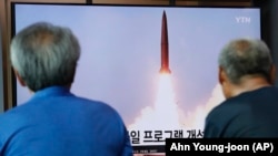 Հարավային Կորեա - Սեուլում դիտում են Հյուսիսային Կորեայի կողմից հրթիռի արձակման մասին հեռուստառեպորտաժը, 6-ը օգոստոսի, 2019թ․
