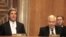 Раиси Кумитаи равобити хориҷии Сенати Амрико Ҷон Керрӣ (аз чап) ва узви кумита, сенатор Ричард Лугар.