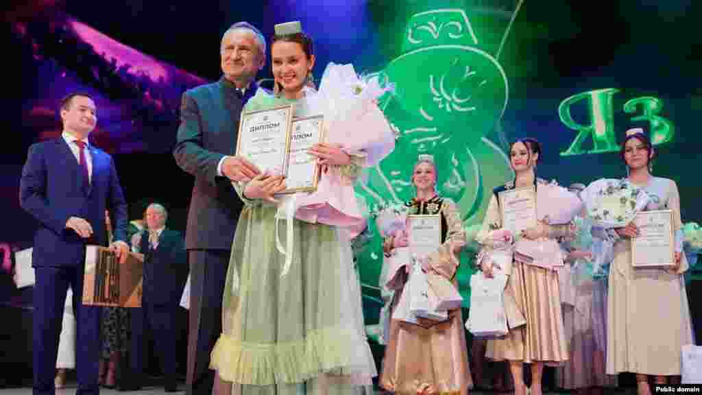 Татарстан студент кызлары арасында узган "Яз гүзәле" бәйгесендә КФУда укучы 19 яшьлек Динә Зарипова җиңде