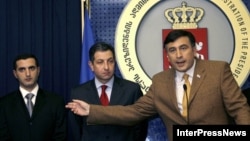 Президент Михаил Саакашвили назначил Давида Кезерашвили (первый слева) министром обороны в 2006 году. До этого он возглавлял финансовую полицию