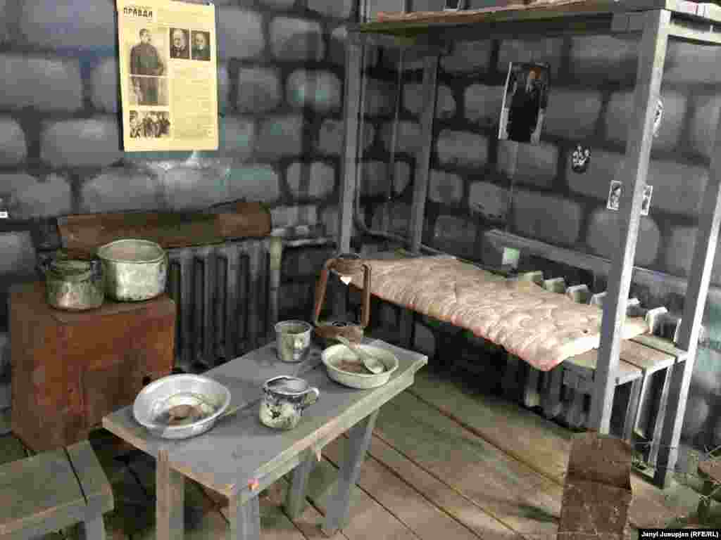 Сүрөттө: Сталиндин ГУЛАГ түрмө системасына арналган музейден көрүнүш, Певек шаары. Экинчи Дүйнөлүк Согуштун мезгилинде жана андан кийин сталиндик концлагерлердеги бекер жумушчу күчү украин, поляк, немис, жапон, корей туткундары менен толукталган.