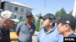 Балыкчы окуясында оң жакта ортодо депутат К. Кадыров. 