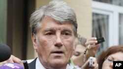 Віктор Ющенко біля будівлі Печерського райсуду, 17 серпня 2011 року