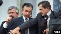 Александр Руцкой на балконе Белого дома. 3 октября 1993 года