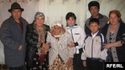 Тути Юсупова с потомками в 2008 году.