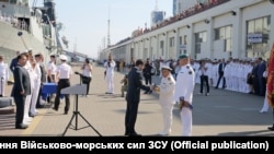 Капітан 1-го рангу Віктор Шмигановський на урочистій церемонії, під час якої президент зачитав указ про присвоєння ліцею імені віцеадмірала Безкоровайного, День ВМС, 7 липня 2019 року, Одеса