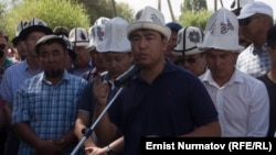 Жанар Акаев Уланбек Эгизбаев менен коштошуу зыйнатында.