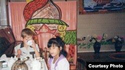 Русанна Канадага китәр алдыннан балалар йортында