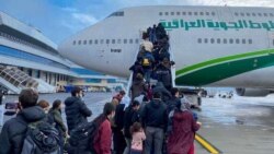 Мігранты зь Іраку падчас пасадкі на эвакуацыйны рэйсу ў Багдад у менскім аэрапорце 18 лістапада