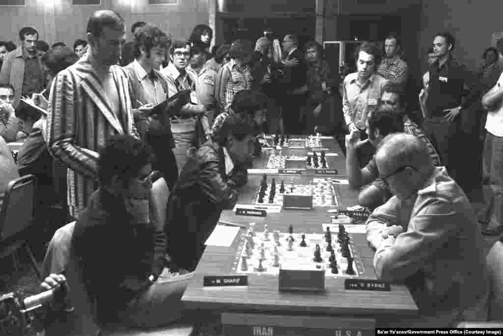 تیم شطرنج ایران (چپ) در مسابقه‌ای مقابل تیم آمریکا در المپیاد جهانی شطرنج در حيفا، اسرائیل، که سال ۱۹۷۶ برگزار شد.