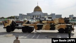 Harby paradda Türkmen goşunynyň döwrebap ýaraglary görkezilýär. Arhiw suraty