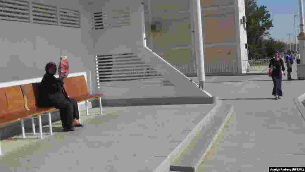 В отсутствии тени пассажиры вынуждены самостоятельно спасаться от солнца