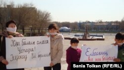 Райхан Әлиханова балалары Несібелі, Ақбота және Әлиханмен бірге  Атырау облыстық әкімдігі алдында аштық жариялап, баспана сұрап тұр. Атырау қ. 25 сәуір 2011 жыл