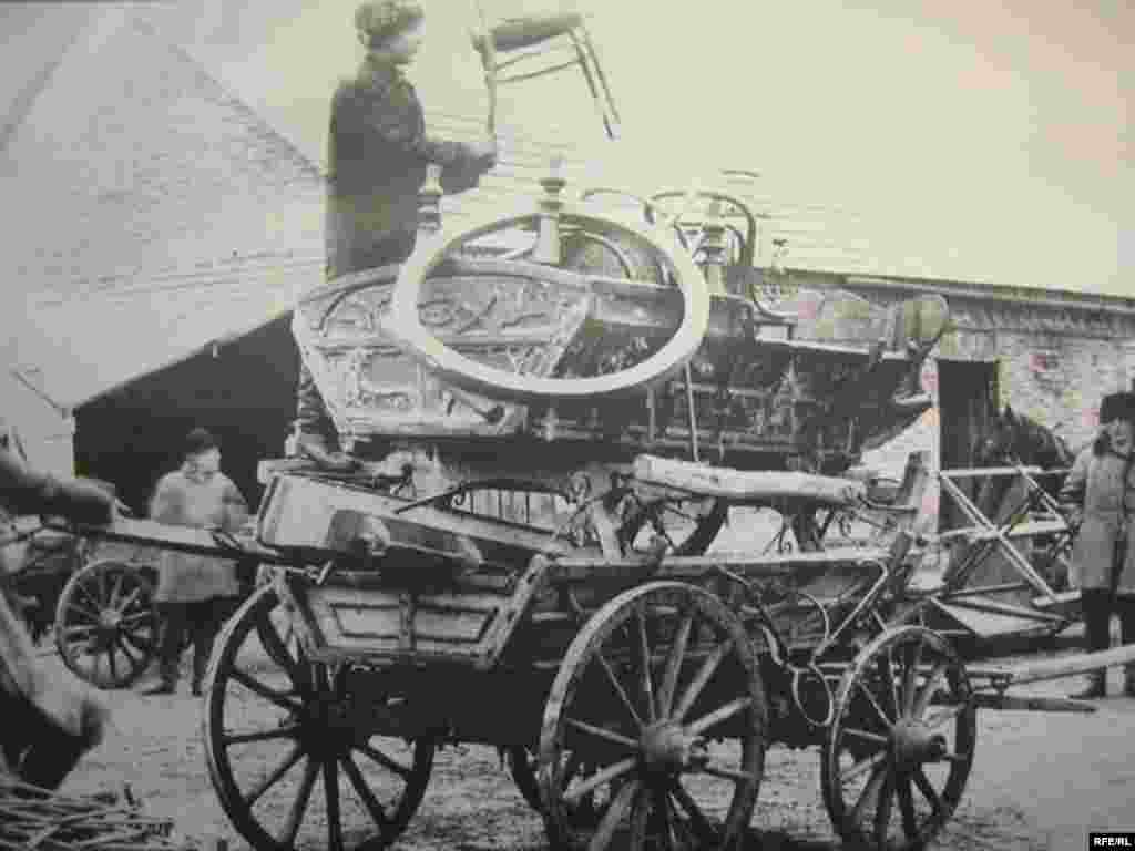 Майно репресованих селян на бригадному дворі. Сталінська (нині Донецька) обл., 1931 р. - Голодомор, голод, 1933