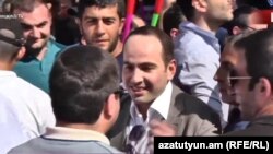 Сын второго президента Армении Роберта Кочаряна Седрак Кочарян со своими сторонниками перед зданием суда, Ереван, 18 мая 2019 г.