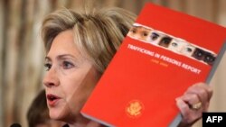 ԱՄՆ – Պետքարտուղար Հիլարի Քլինթոնը ցուցադրում է Պետքարտուղարության հրապարակած զեկույցը «Մարդկանց թրաֆիքինգի» մասին, Վաշինգտոն, 16-ը հունիսի, 2009 թ.