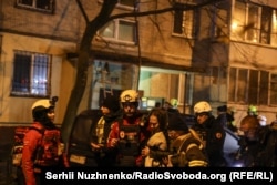 Рятувальники на місці російського удару в Києві, 25 листопада 2025 року