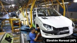 خط تولید پژو ۲۰۶ در حومه تهران