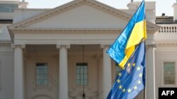 Сьцягі Ўкраіны і Эўразьвязу каля Белага Дому