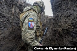 Військовослужбовець ЗСУ в окопі на бойових позиціях біля лінії розмежування неподалік від містечка Нью-Йорк Донецької області, 9 лютого 2022 року