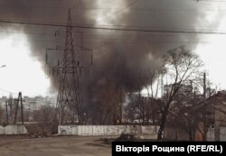 Пожежа на оптовому ринку Маріуполя в результаті потрапляння снаряду. Квітень 2022 року