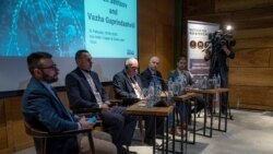 Олег Сенцов и Важа Гаприндашвили на встрече на тему «Бесконечная война, увиденная сверху», организованной Институтом по освещению мира и войны (IWPR)