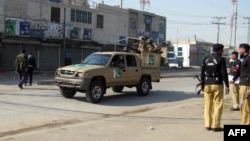 په بنو کې پولیس د سړک تر غاړې پهره او د پوځي سرتېرو ګاډی ګزمه کوي - انځور له ارشیفه. 