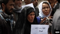 Барымтага алынгандарды бошотуп берүү талабы менен чыккан алардын туугандары. Кабул,8-апрель,  2015-жыл