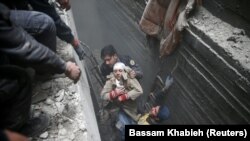 Чыгыш Гутада жардам издегендер. Дума шаарчасы, 22-февраль, 2018-жыл.