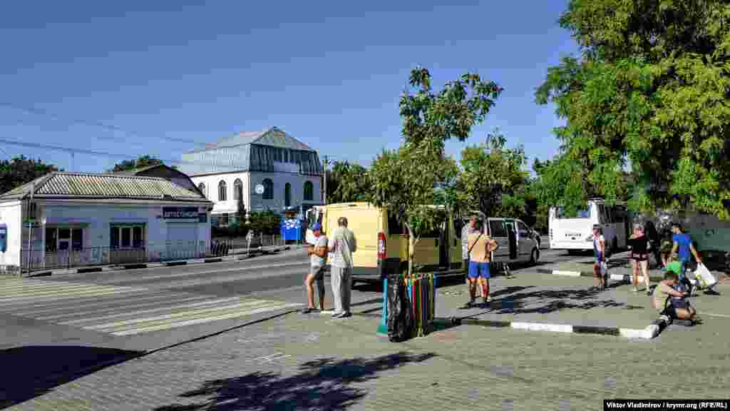 Nikolayevka qasabasınıñ avtostantsiyası. Mından Aqmescitke 150 rublge barıp çıqmaq mümkün