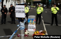 گل و پیام‌های مردم در نزدیکی یکی از مناطقی که حملات شنبه‌شب انجام شده‌است