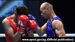 Кыргызстандык мушкер Эркин Адылбеков (көк кийимчен) беттеш учурунда. 28-май, 2021-жыл.