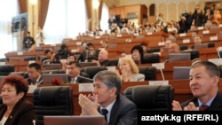 Парламенттин алгачкы отуруму, алдыда КСДП мүчөлөрү. 10-ноябрь.