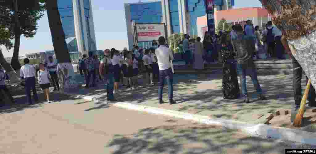Абитуриентларнинг яқинлари &quot;ЎзЭкспоМарказ&quot; дарвозаси олдида кутиб турди.