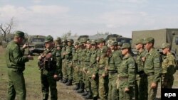 Россия матбуоти рус чегарчилари Қирғизистон жанубига ЕХҲТ полициячиларидан олдини критилиши мумкинлигини айтмоқда.