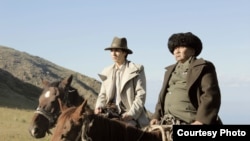 Кыргыздын залкар инсандарын бириктирген тасмада Чыңгыз Айтматовдун ролун жазуучунун уулу - Элдар Айтматов, Саякбайдын ролун - актер Марат Жанталиев ойногон.