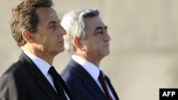 Armenia -- President Serzh Sarkisian (R) and his French counterpart Nicolas Sarkozy during a welcoming ceremony at the Tsitsernakaberd Armenian Genocide Memorial Museum in Yerevan, 06Oct2011