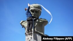 У комітеті пояснюють рішення тим, що її члени постали перед «наміром» змінити правила Положення премії, додати нові номінації та пришвидшити процедуру відбору (фото пошкодженого військами РФ пам’ятника Шевченку на Київщині ілюстративне)