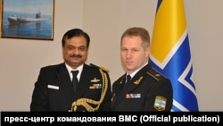 Дмитро Шакуро (праворуч), 2014 року контрадмірал ВМС України