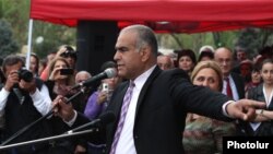 На митинге в пятницу Ованнисян пригласил ряд политических сил в следующую пятницу провести встречу, чтобы определить дальнейшие действия по созданию единого общенационального фронта