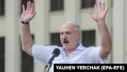 «Ви говорите про несправедливі вибори та хочете провести чесні? Я відповідаю на це запитання. Ми провели вибори. Інших виборів не буде, поки ви мене не вб’єте», – заявив Лукашенко