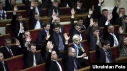 Опозиційні депутати на зборах у парламенті