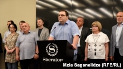 Сегодня Губаз Саникидзе предстал перед журналистами как соратник бывшего министра обороны