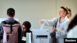 Жінка голосує на виборчій дільниці в центрі Оттави в день виборів, Канада, 28 квітня 2025 року