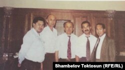 Орузбек Назаров жана ошол кездеги өкмөт башчы Апас Жумагулов. (ортодогу) 1995-жыл.