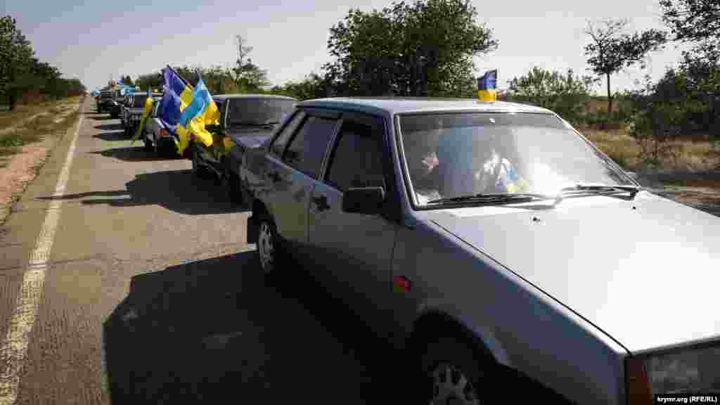 Ondan soñ toplaşqanlar, bayram avtoyürüşi içün öz maşinalarında devlet bayraqlarını tiklediler