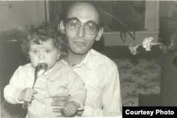 Dinaranyň çagalykda kakasy Arif bilen düşen suraty.