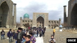 Дом-музей Садриддина Айни расположен недалеко от площади и ансамбля Регистан