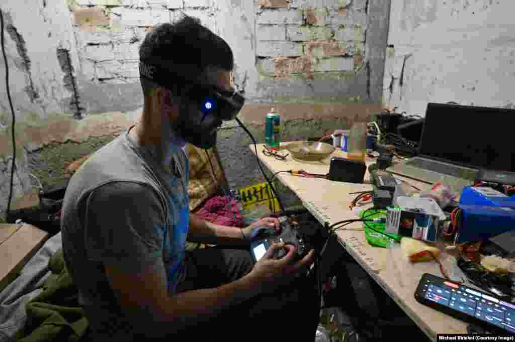 Перший пілот керує FPV-дроном, другий – передає йому необхідні дані від розвідки та контролює політ